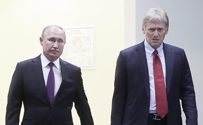 На фото: президент РФ Владимир Путин и пресс-секретарь президента РФ Дмитрий Песков (слева направо)
