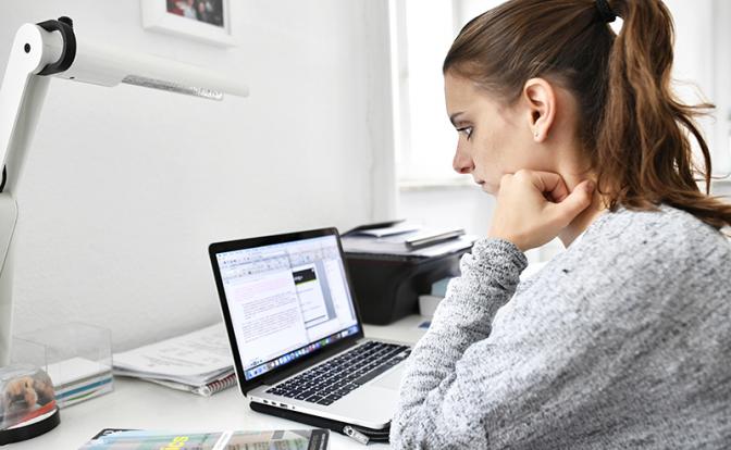 Названа самая опасная поза во время сидячей работы