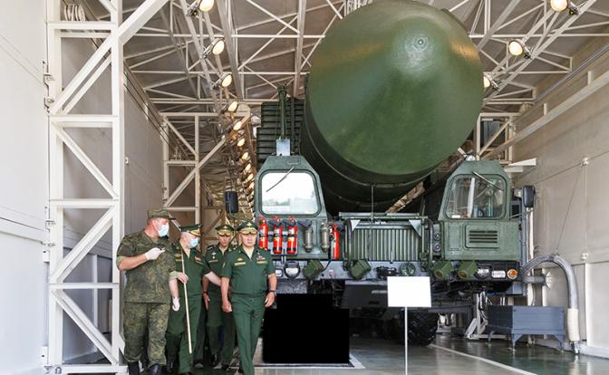 На фото: министр обороны РФ Сергей Шойгу (справа)