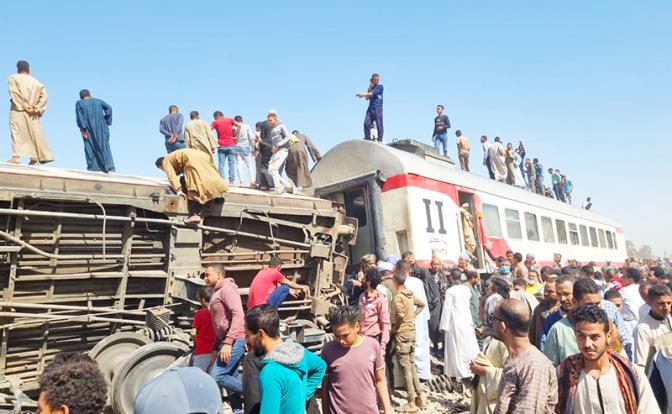 На фото: столкновение двух пассажирских поездов на юге Египта