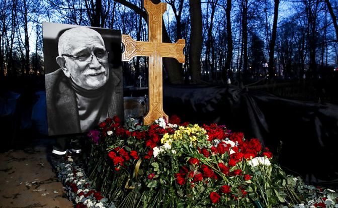 На фото: могила актера, художественного руководителя Московского драматического театра Армена Джигарханяна на Ваганьковском кладбище.