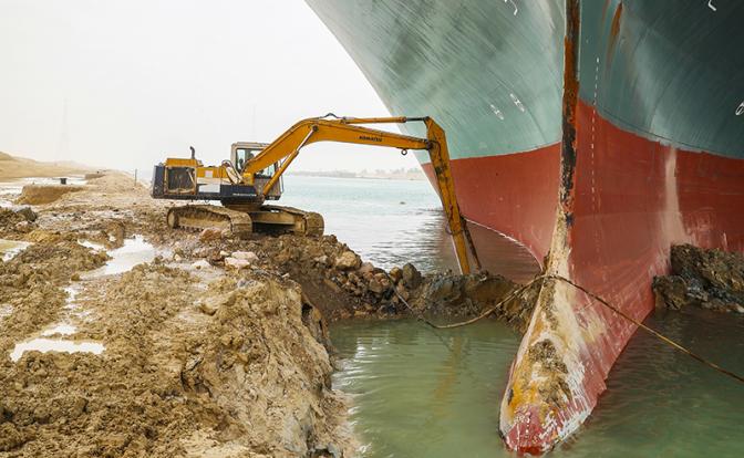 Застрявший в Суэцком канале контейнеровоз сняли с мели