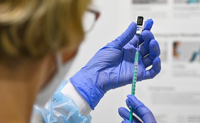 В Кремле объяснили пробуксовку вакцинации в России