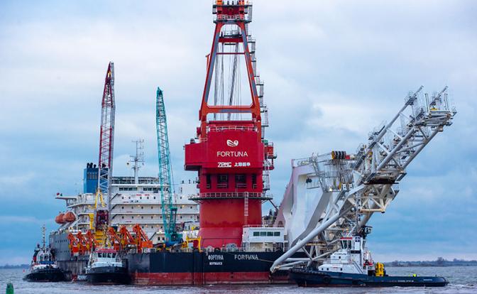 На фото: трубоукладочная баржа "Фортуна"