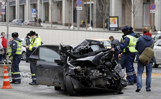 На фото: на месте ДТП с участием пяти автомобилей на Смоленской площади