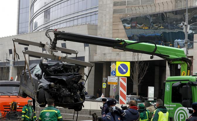 На фото: эвакуация автомобиля на месте ДТП с участием пяти автомобилей на Смоленской площади