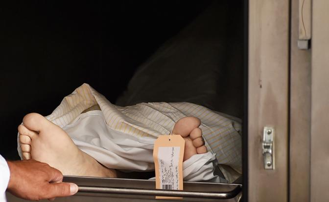 "Умерший" от COVID мужчина очнулся в гробу