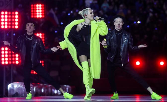 На фото: певица Клава Кока выступает на концерте