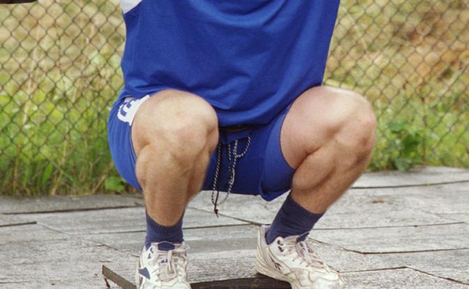 Молодой парень выполнил 300 приседаний за нарушение карантина и умер