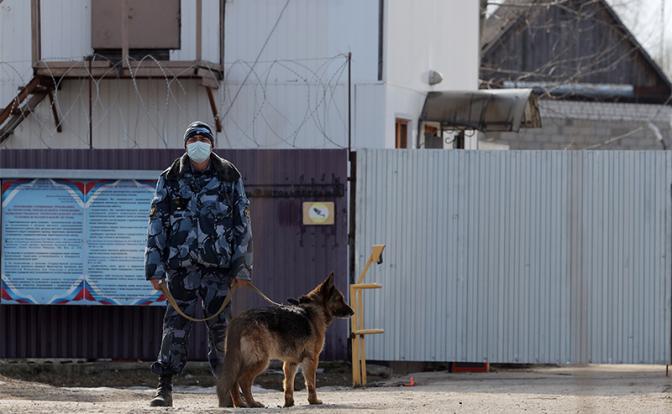 На фото: сотрудник ФСИН РФ у исправительной колонии общего режима №2, где отбывает наказание Алексей Навальный