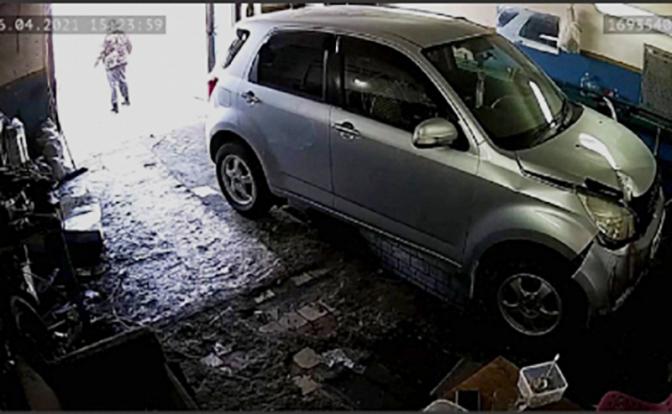 В Якутске автоледи при заезде в автосервис задавила его работника