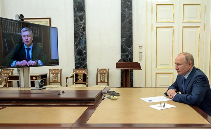 На фото: президент России Владимир Путин в Кремле во время рабочей встречи в режиме видеоконференции с Алексеем Русских