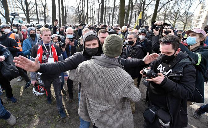 На фото: протестная акция в Варшаве у памятников жертвам авиакатастрофы под Смоленском