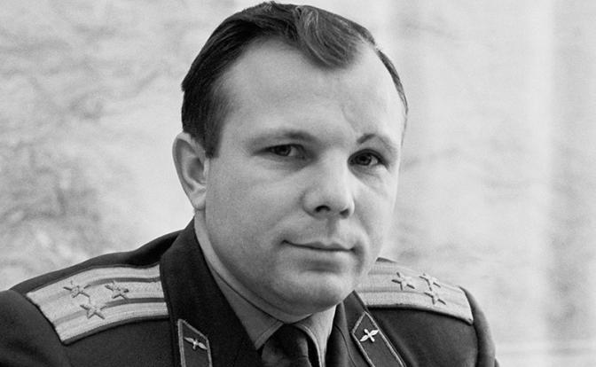 На фото: первый человек, совершивший полет в космос, Герой Советского Союза, летчик-космонавт СССР Юрий Алексеевич Гагарин.