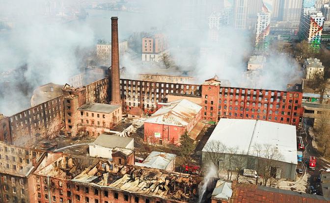 На фото: последствия пожара в здании фабрики "Невская мануфактура".