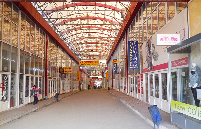 После закрытия границ с Россией второй по размеру на Украине оптовый вещевой рынок Барабашово в Харькове (в просторечии - Барабан) совершенно опустел. А пандемия его добила окончательно.