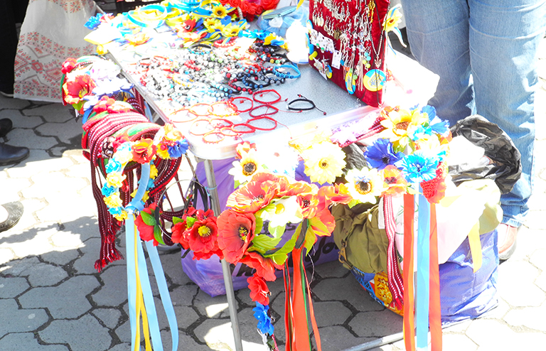 В Закарпатье традиционные веночки, предназначенные для зарубежных туристов, спросом не пользуются, потому что их покупателей туристов из России теперь на Украине днем с огном не сыщешь.