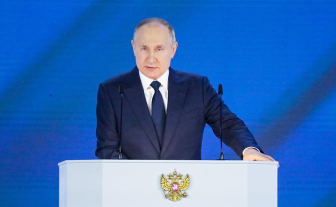 На фото: президент РФ Владимир Путин во время выступления с ежегодным посланием Федеральному Собранию РФ в ЦВЗ "Манеж"