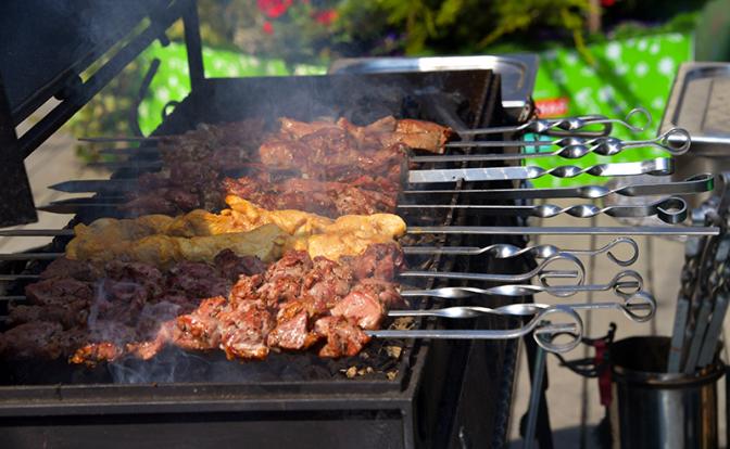 Диетологи предупредили о рисках при выборе мяса для шашлыка