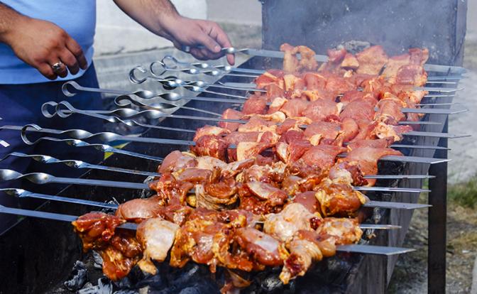 Малышева рассказала, как приготовить полезный шашлык