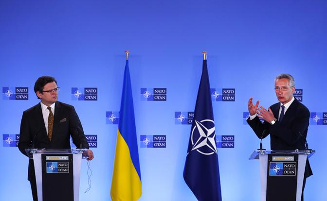 На фото: министр иностранных дел Украины Дмитрий Кулеба (слева) и генеральный секретарь НАТО Йенс Столтенберг (справа) во время пресс-конференции в штаб-квартире НАТО.