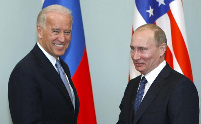 На фото (слева направо): Джо Байден и Владимир Путин во время встречи в 2011 году.