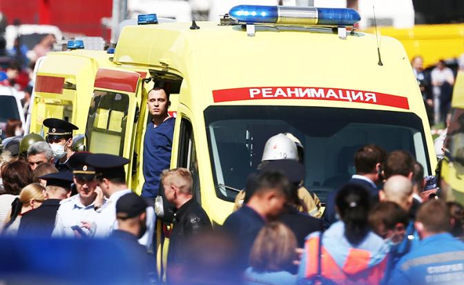 На фото: сотрудники скорой помощи и полиции у школы № 175, где неизвестные открыли стрельбу.