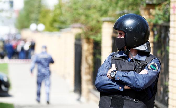 На фото: сотрудники правоохранительных органов у школы № 175, где произошла стрельба.