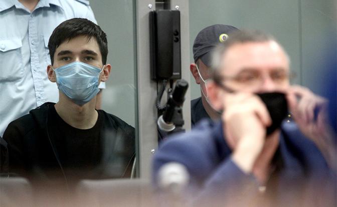 На фото: Ильназ Галявиев (слева), устроивший стрельбу в школе № 175, во время избрания меры пресечения в Советском районном суде