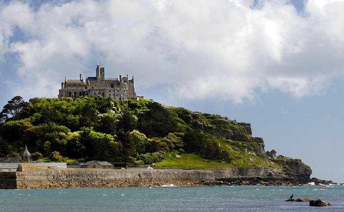 На фото: семья аристократов Сент-Обин проживает на приливном острове Сент-Майклс-Маунт (St Michael's Mount ) в Корнуолле, Великобритания