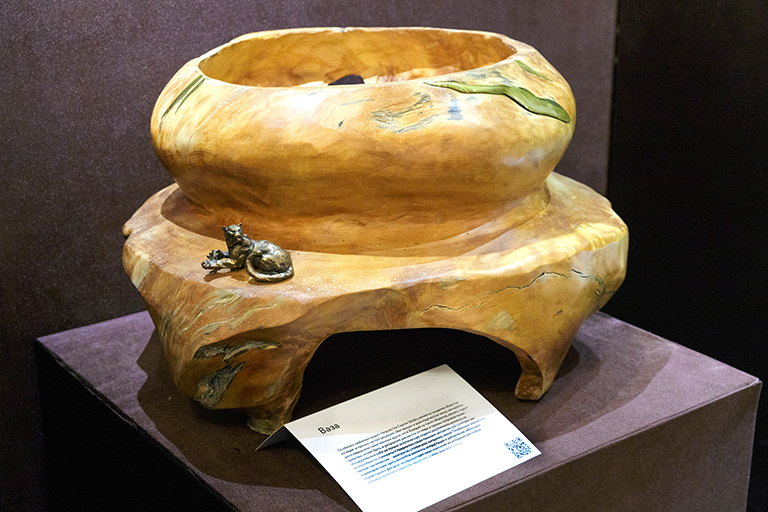 На фото: деревянная ваза выполненная С.Шойгу на благотворительном аукционе "Творчество ради жизни" организованного Благотворительным фондом Константина Хабенского в штаб-квартире Русского географического общества. На аукционы были выставлены картины и работы из дерева, выполненные министром обороны Сергеем Шойгу. Вырученные средства пойдут на оплату нейрохирургического лечения и медицинских препаратов для подопечных Фонда Константина Хабенского