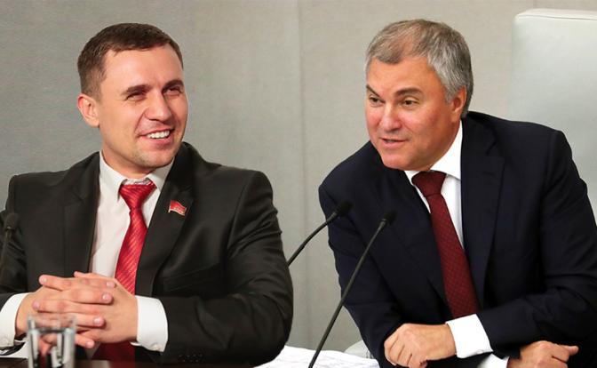 На фото (слева направо): депутат Саратовской областной думы от КПРФ Николай Бондаренко и спикер Госдумы Вячеслав Володин