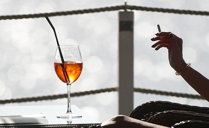 Стало известно, сколько россиян погибают от алкоголя и наркотиков