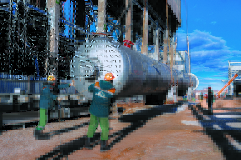 На фото: монтаж технологического оборудования на третьем агрегате карбамида