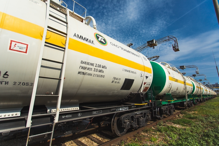На фото: цистерны для перевозки аммиака под наливом