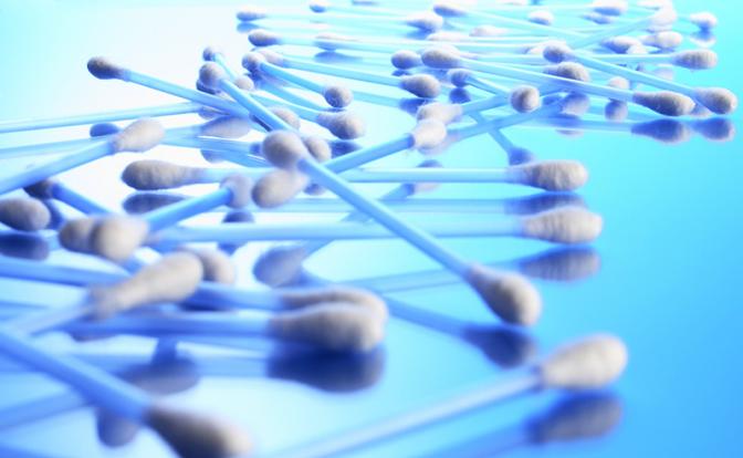 Врач рассказал, как россиянам обойтись без ватных палочек после их запрета