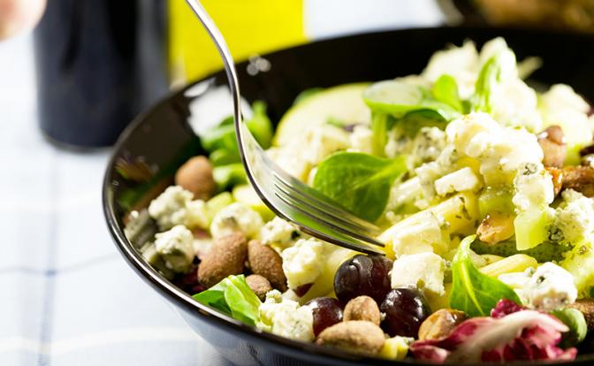 Врач рассказал, как обычная пища влияет на развитие рака