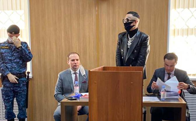 На фото: рэпер Моргенштерн (Алишер Валеев) - второй справа, и его адвокаты Сергей Жорин (второй слева) и Александр Никитин (справа) во время рассмотрения административного дела о пропаганде наркотических средств в видеоклипах в Зюзинском суде.