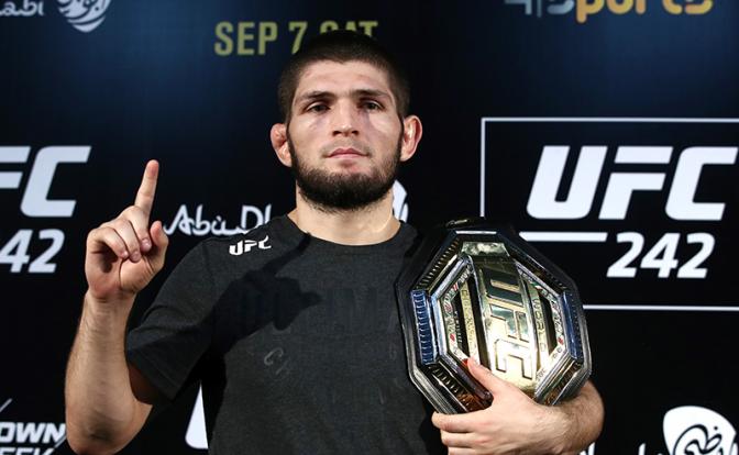 На фото: чемпион UFC в легком весе Хабиб Нурмагомедов во время пресс-конференции после поединка с временным чемпионом UFC в легком весе Дастином Порье на турнире UFC 242 по смешанным единоборствам на стадионе The Arena, Абу-Даби, ОАЭ