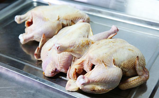 Названы самые опасные части курицы