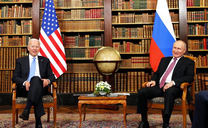 На фото: президент России Владимир Путин и президент США Джо Байден (справа налево) во время встречи в рамках российско-американского саммита на вилле Ла-Гранж.