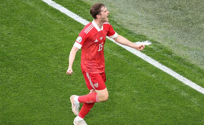 На фото: Алексей Миранчук (Россия), забивший гол, в матче группового этапа чемпионата Европы по футболу 2020: Финляндия - Россия