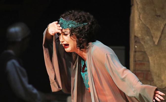 На фото: Ольга Бузова (Бэлла Шанталь, певица) в сцене из спектакля "Чудесный грузин" режиссера Ренаты Сотириади на сцене МХАТа имени Горького.