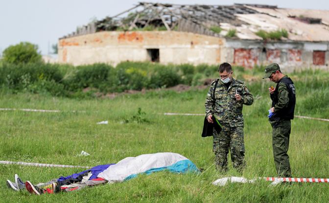 На месте падения легкомоторного самолета L-410 в районе кузбасского аэродрома Танай.