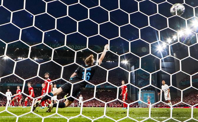 На фото: вратарь сборной России Матвей Сафонов пропускает третий гол от датчанина Андреаса Кристенсена во время матча группы B чемпионата Европы по футболу 2020 года между сборными России и Дании в Копенгагене, Дания, в понедельник, 21 июня 2021 года.