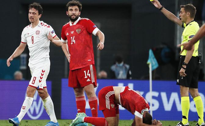 На фото: главный судья Клеман Тюрпен (справа) показывает желтую карточку Томасу Дилейни (Дания) (слева) в матче группового этапа чемпионата Европы по футболу 2020: Россия - Дания.