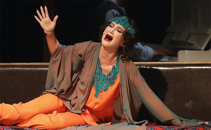 На фото: Ольга Бузова (Бэлла Шанталь, певица) в сцене из спектакля "Чудесный грузин" режиссера Ренаты Сотириади на сцене МХАТа имени Горького