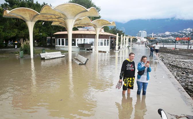 На фото: затопленная городская набережная в Ялте.