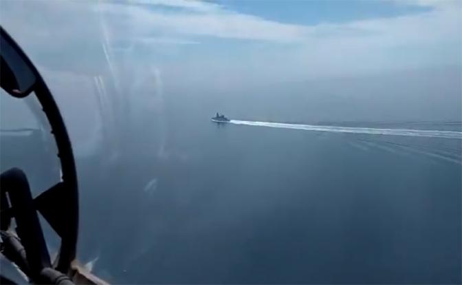 Минобороны РФ опубликовало видео пролёта над британским эсминцем