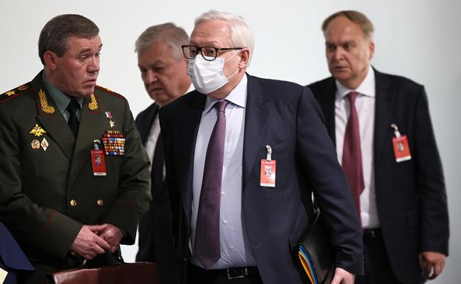 На фото: заместитель министра иностранных дел РФ Сергей Рябков (в центре) и начальник Генерального штаба Вооруженных сил РФ - первый заместитель министра обороны РФ Валерий Герасимов (слева)